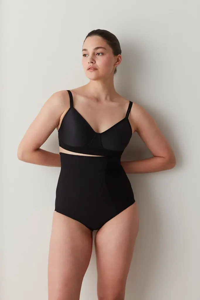 ⁦High-Waist Black Shaping Briefs⁩ - الصورة ⁦4⁩